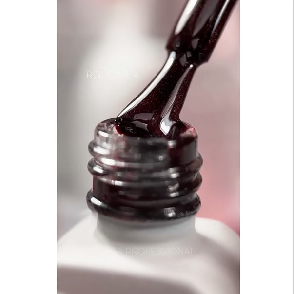 Saga Professional gel polish Love Red 04 10ml