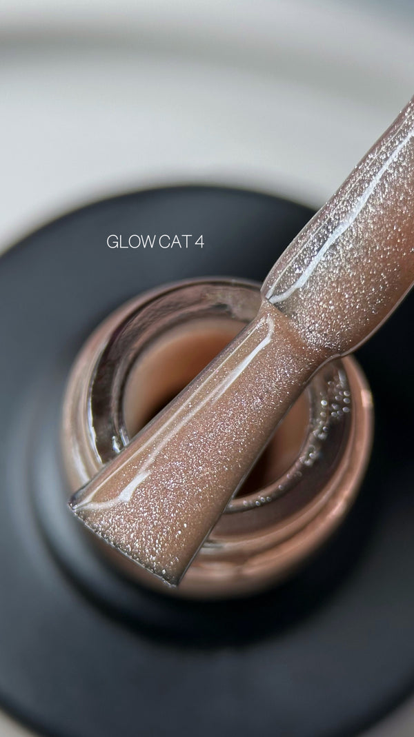 Saga Professional Glow Cat No. 04 Cat eye gel polish 10 ml